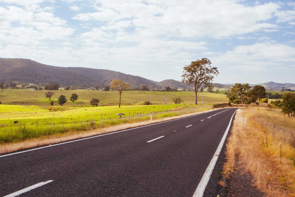 Winding Australian road | Featured image for the Best Weekend Road Trips from Brisbane blog for East Coast Car Rentals.