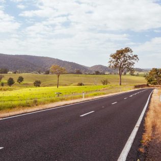 Winding Australian road | Featured image for the Best Weekend Road Trips from Brisbane blog for East Coast Car Rentals.